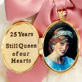 Diana Still Queen of our Hearts 11090 0016 d openpendant